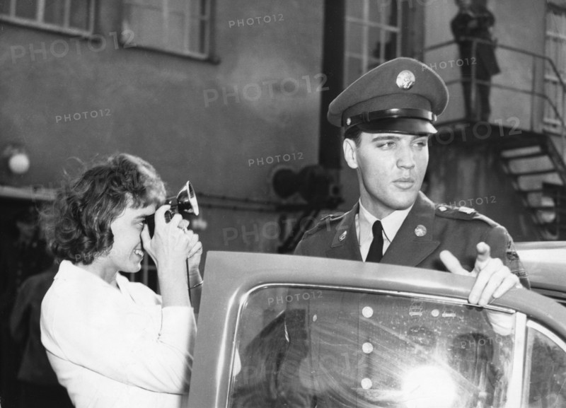 Elvis PRESLEY is photographed by a fan, Friedberg 1960