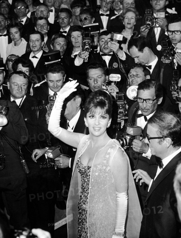 Gina LOLLOBRIGIDA surrounded by photographers, 1961