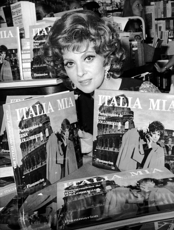 Gina LOLLOBRIGIDA presents her book 'Italia Mia', 1973