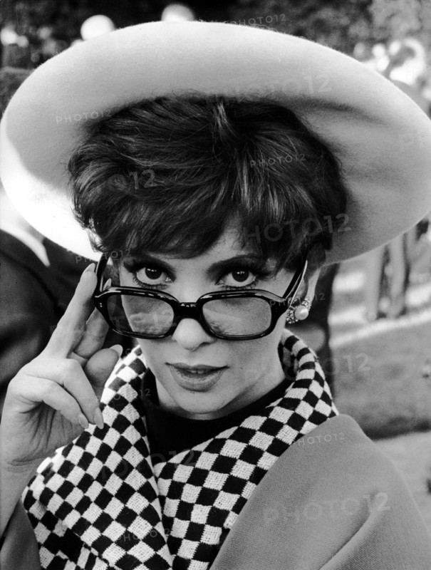 Gina LOLLOBRIGIDA with hat and glasses, 1966