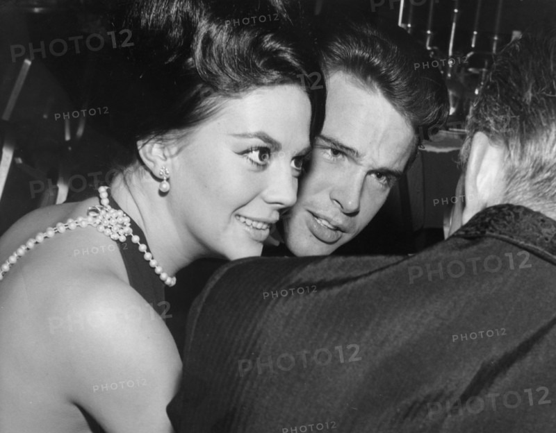 Natalie WOOD and Warren BEATTY at a party