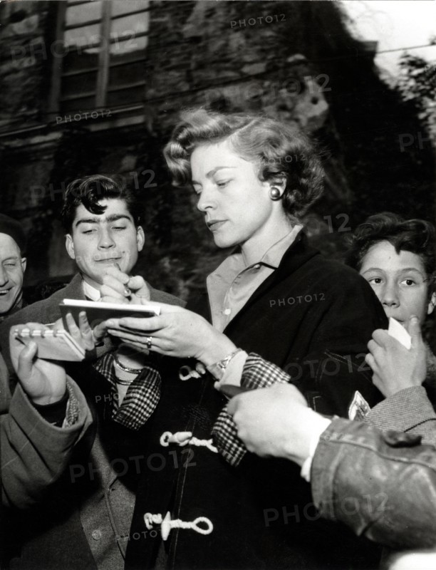 Lauren BACALL signs autographs, Genoa 1954