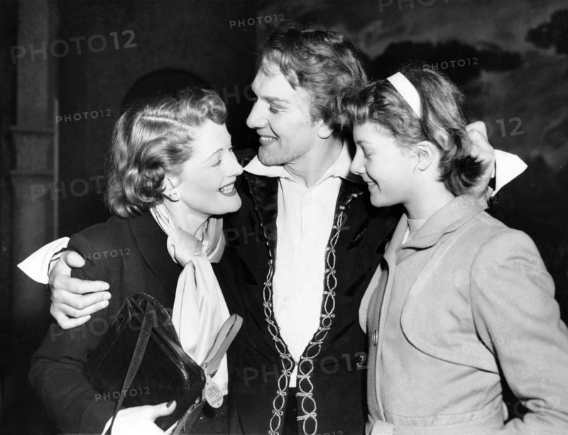 Sir Michael REDGRAVE with wife Rachel and daughter Vanessa, 1950