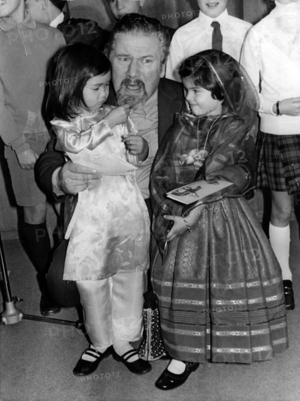 Girl pulling Peter USTINOV by the beard, Neuilly-sur-Seine 1969