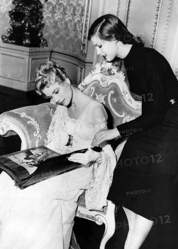 Grace KELLY and Janet LAKE with photo folder, Los Angeles 1956