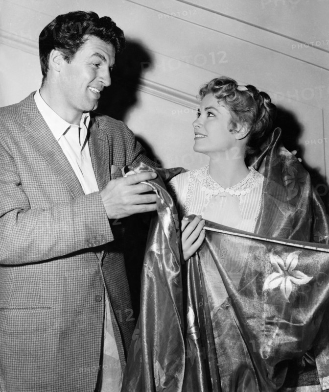 Bill TRAVERS and Grace KELLY with sari, 1956