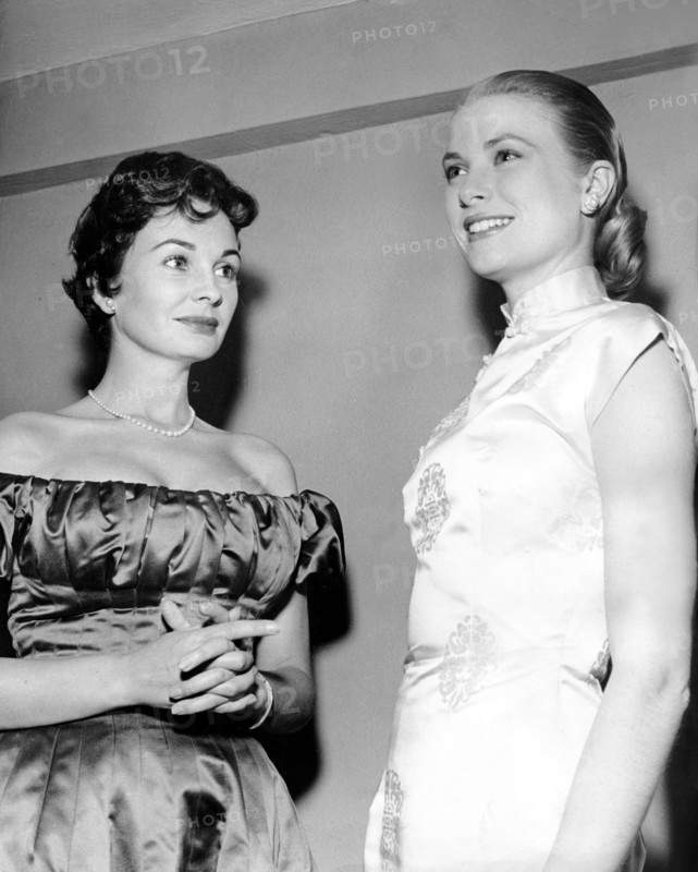 Jean SIMMONS and Grace KELLY at the Golden Globe Awards, 1955