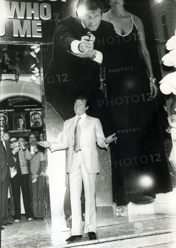 Roger MOORE in front of a 'James Bond' cinema poster, Cannes 1977