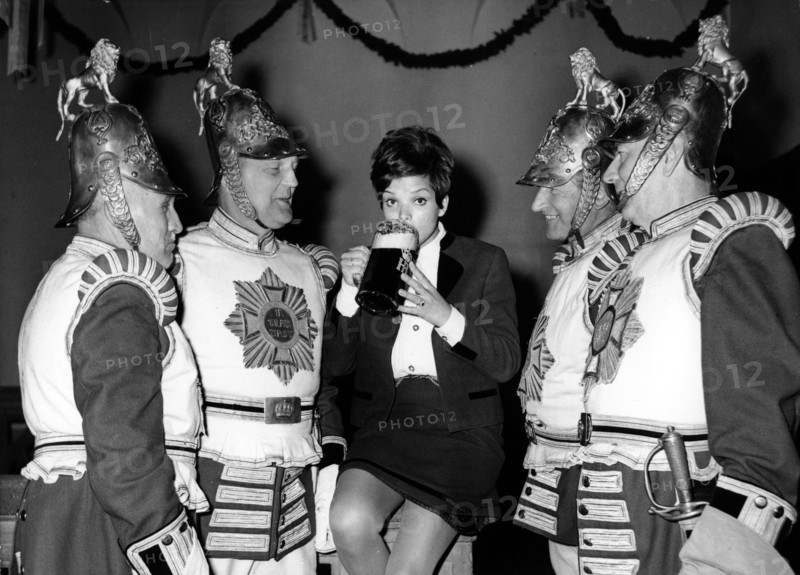 Uschi GLAS, Maibock bar 1968