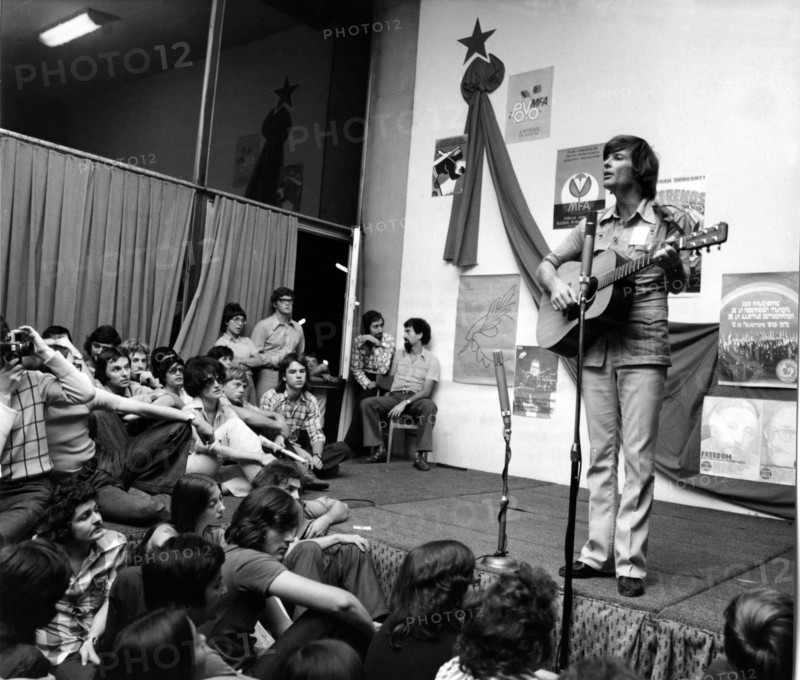 Dean REED at a peace concert in Budapest, 1975