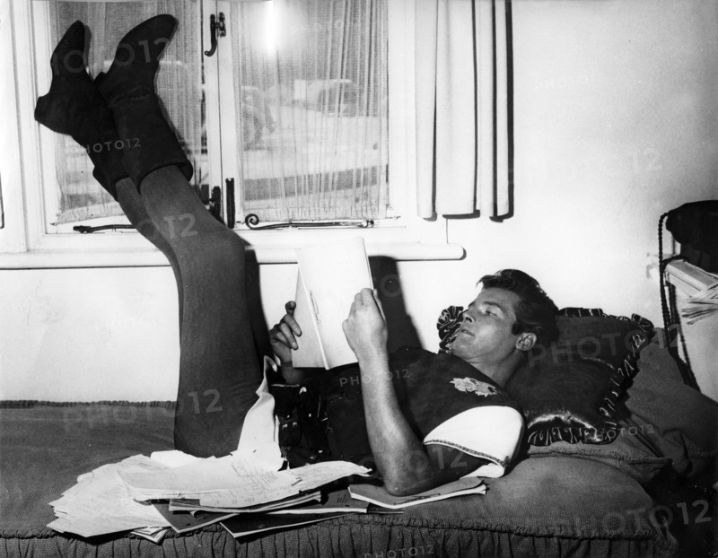 Roger MOORE liest ein Drehbuch, 1958