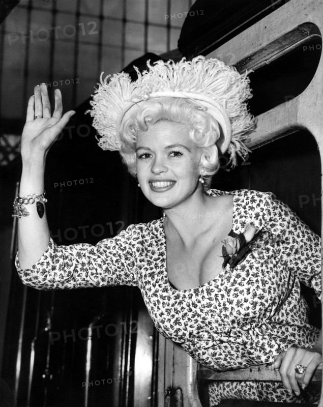 Jayne MANSFIELD in the train window