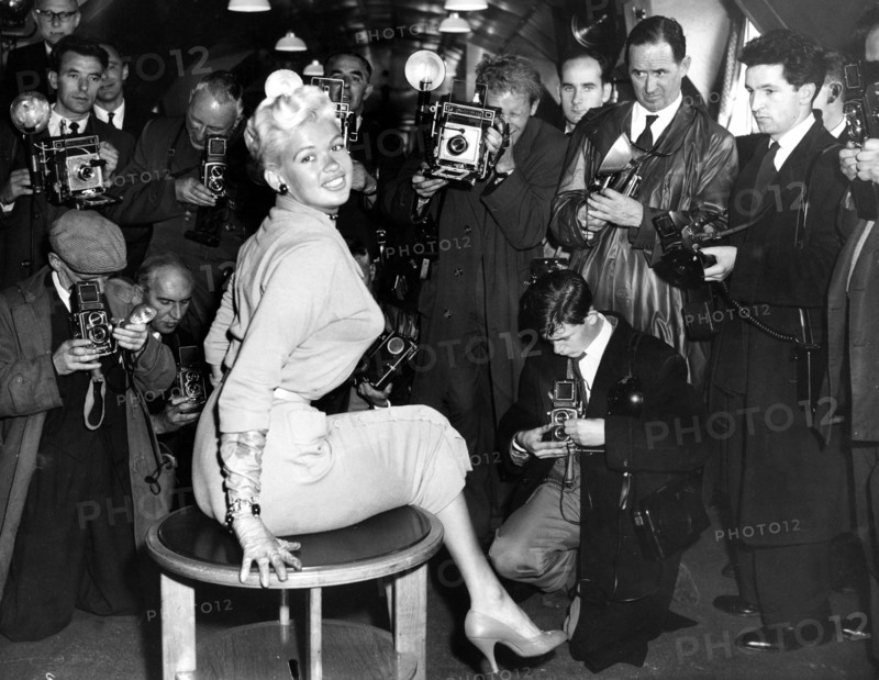 Jayne MANSFIELD poses for photographers