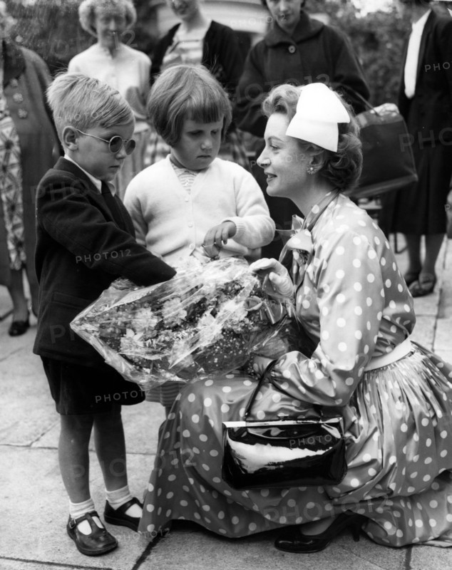 Deborah KERR opens Sunshine Homes garden party, 1957