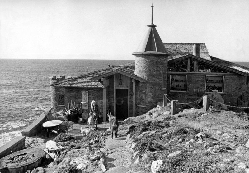 Kim NOVAK in front of her house 'Seagull's Nest'