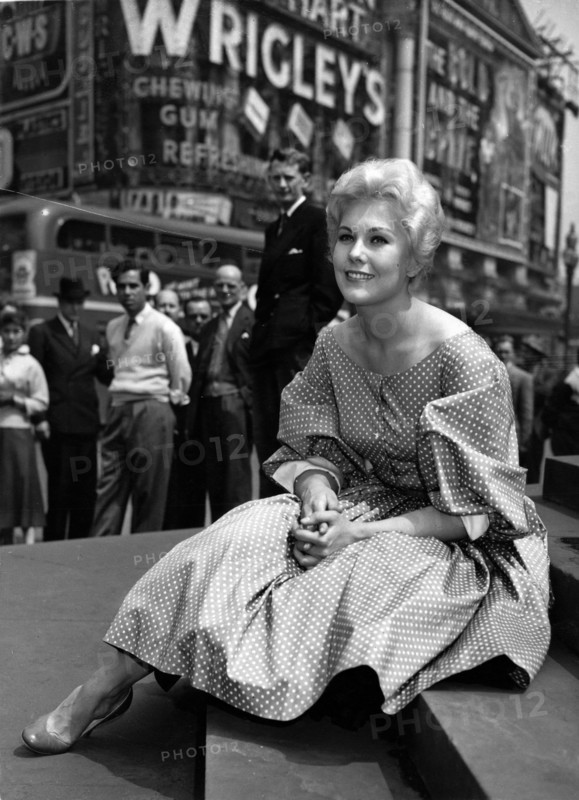 Kim NOVAK in London, 1956