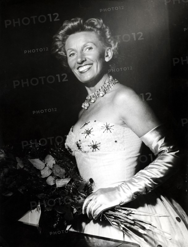 Lale ANDERSEN in evening dress with bouquet of flowers