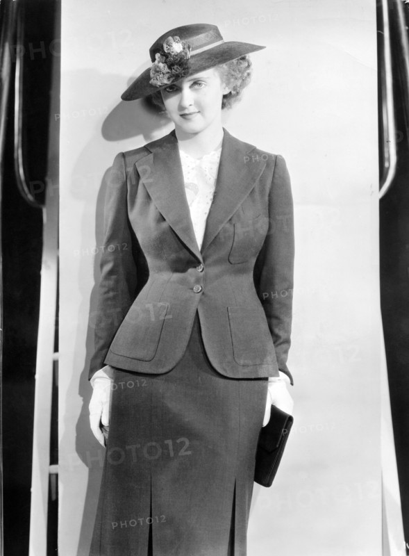 Bette DAVIS in a costume with handbag and hat, 1936