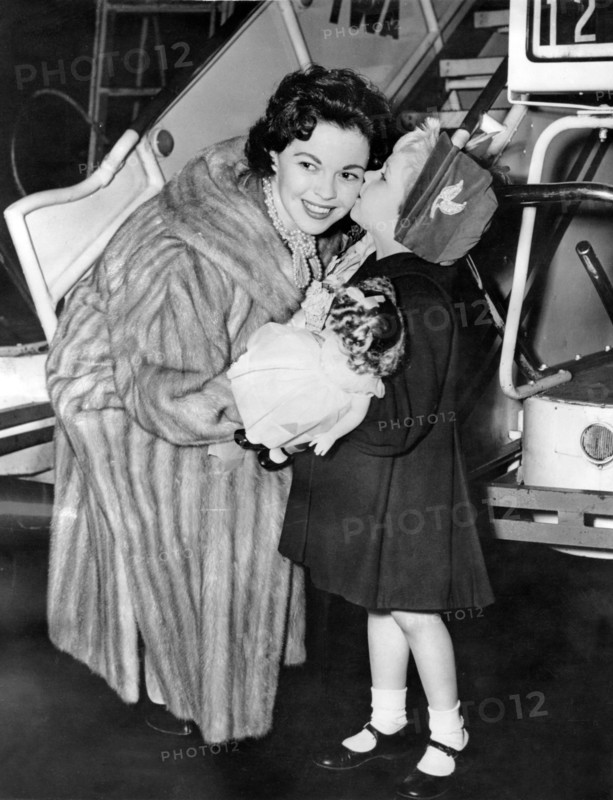 Shirley TEMPLE at New York Airport, 1958