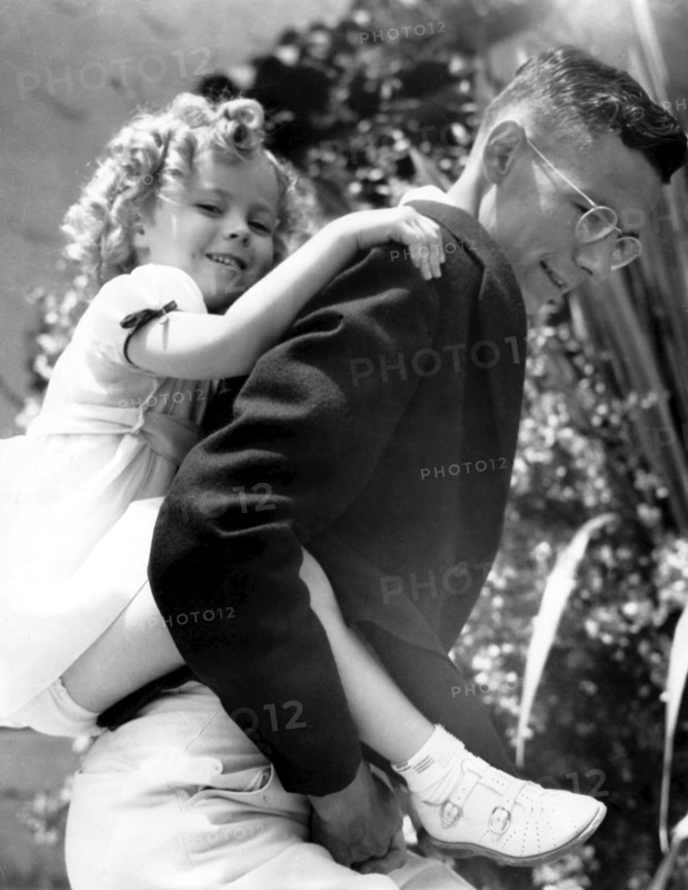 Shirley TEMPLE on the back of her brother Jack Temple, 1934