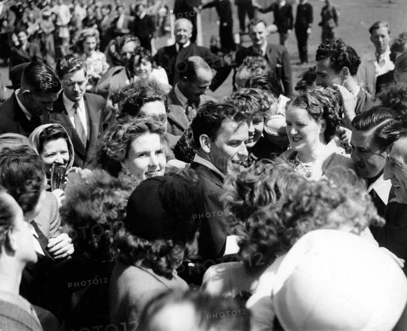 Frank SINATRA surrounded by fans