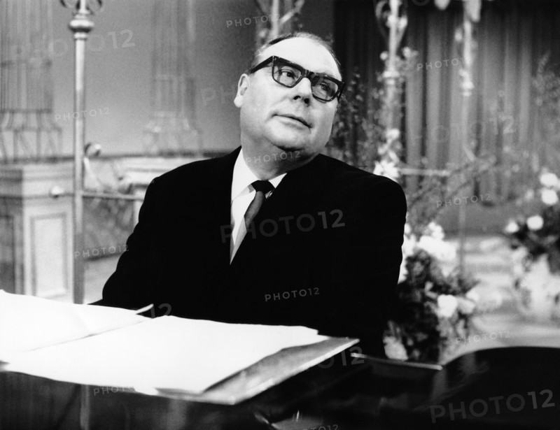 Heinz ERHARDT on the piano
