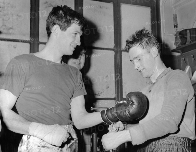 Jean Paul BELMONDO during boxing training