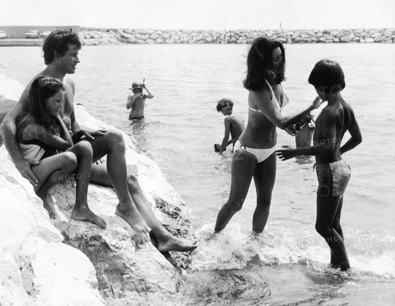 Horst BUCHHOLZ with his wife and children on vacation, 1972