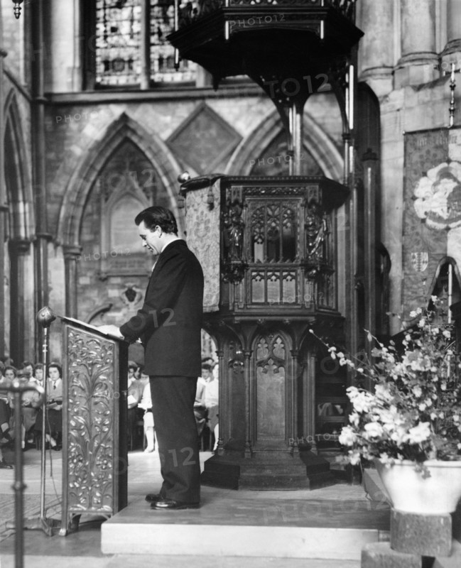 Shakespeare memorial service: Richard BURTON gives a speech, 1956