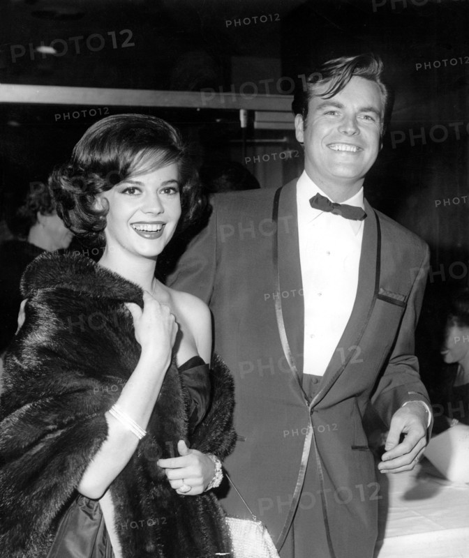 Natalie WOOD and Robert WAGNER in a nightclub, Los Angeles