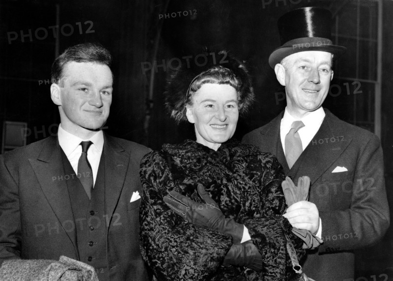 Sir Alec GUINNESS with wife Merula SALAMAN and son Matthew, 1959