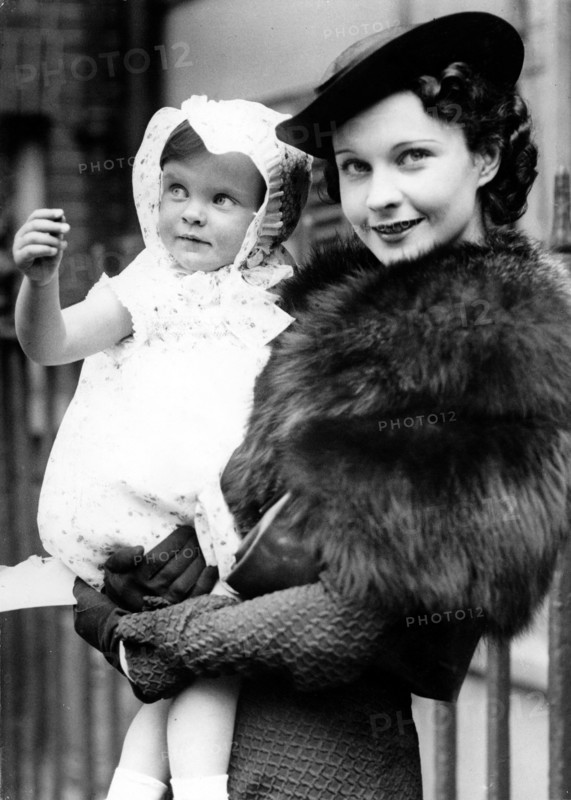 Vivien LEIGH with her daughter in London