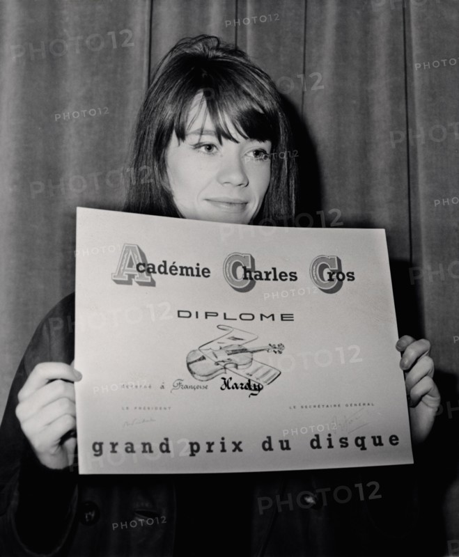 Francoise HARDY with music prize, 1963