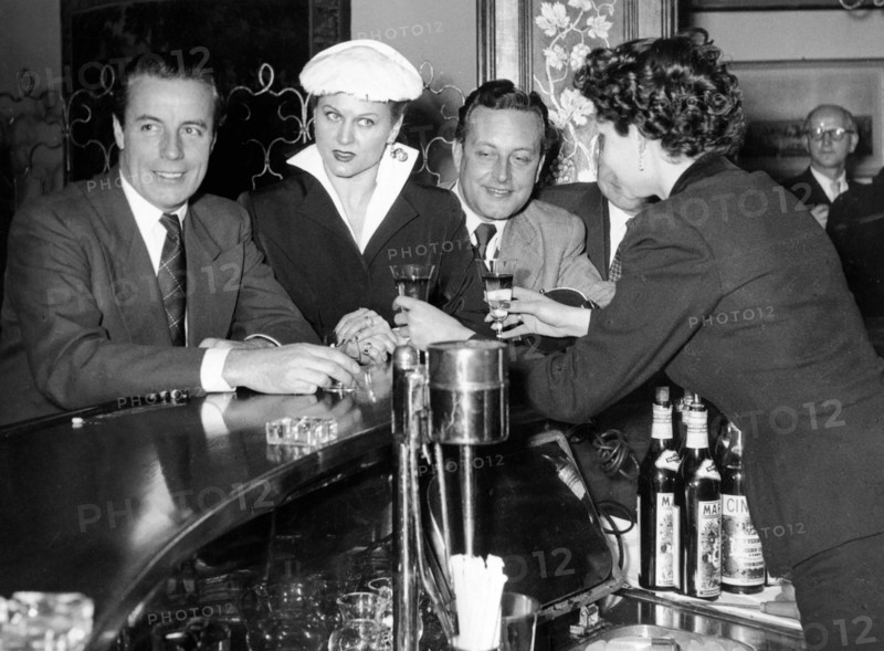 Marika RÖKK and Johannes HEESTERS at a bar, Frankfurt 1951
