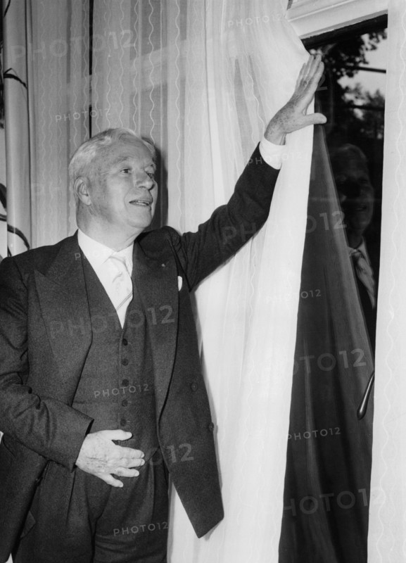 Charlie CHAPLIN during press conference, London 1957
