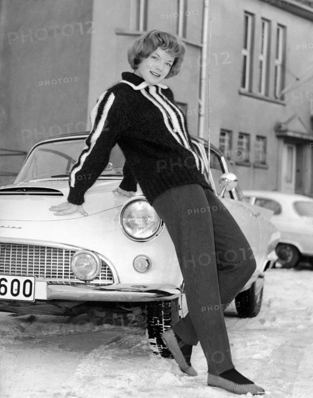 Romy SCHNEIDER in front of a convertible, Cologne 1959