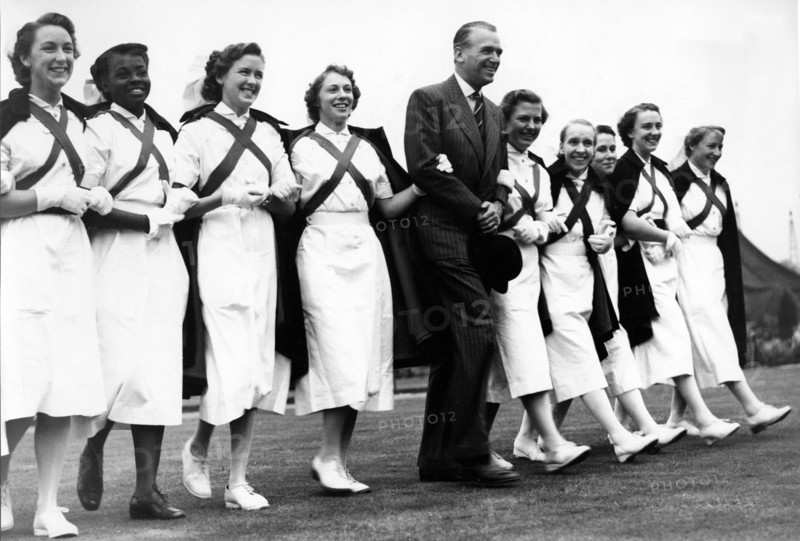 Douglas FAIRBANKS Jr. with nurses, 1952