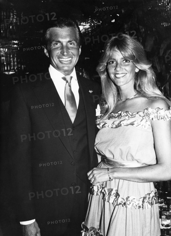 George HAMILTON and Liz TREADWELL at the disco 'Regine's'