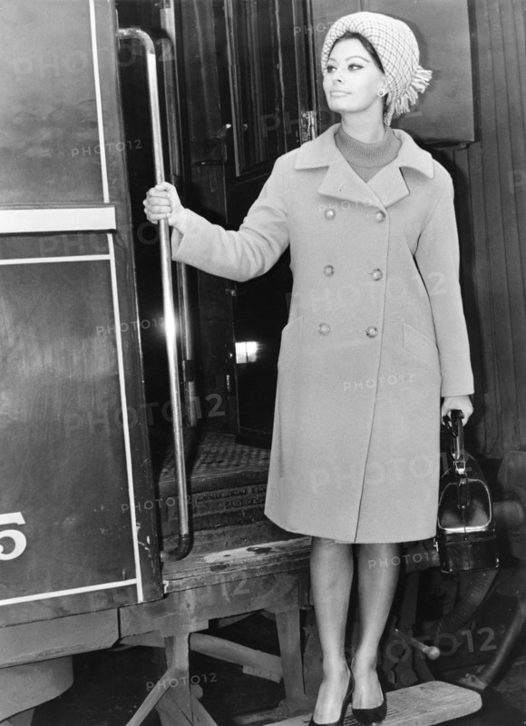 Sophia LOREN gets off a train