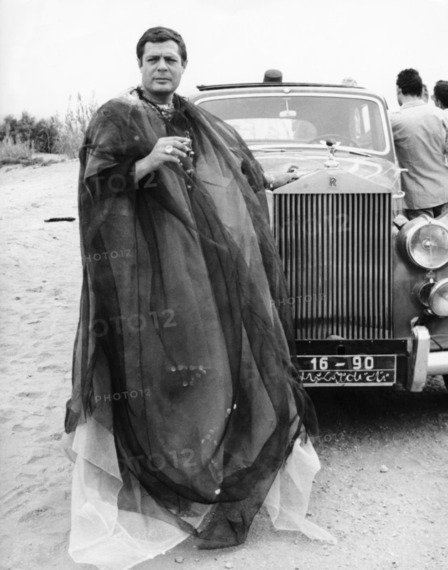 Marcello MASTROIANNI during a break from filming
