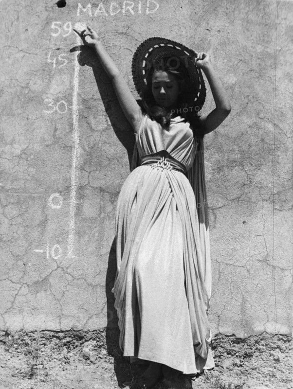 Christine KAUFMANN as a thermometer