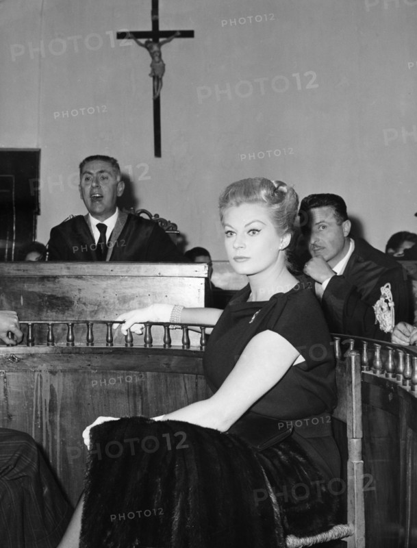 Anita EKBERG as a witness in court, 1960