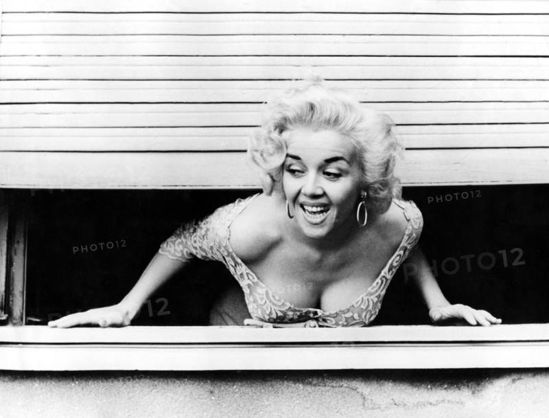 Marilyn MONROE at the window