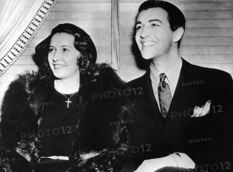 Barbara STANWYCK and Robert TAYLOR engagement