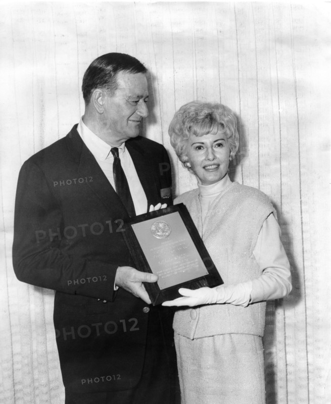 Barbara STANWYCK receives the Photoplay Award 1966