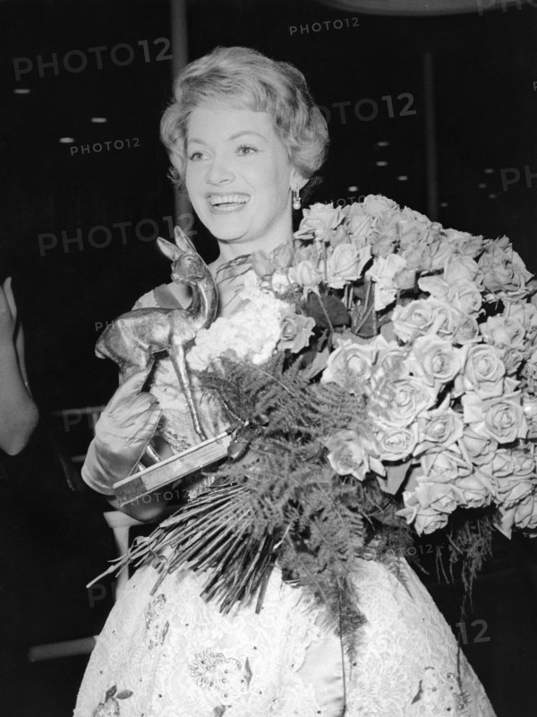 Ruth LEUWERIK with the Bambi award, 1960