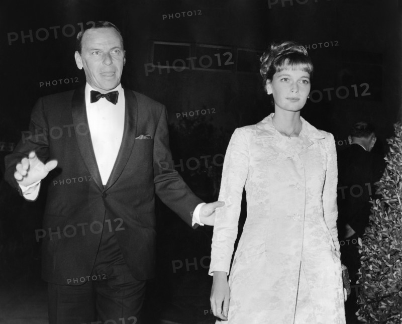 Frank SINATRA and Mia FARROW