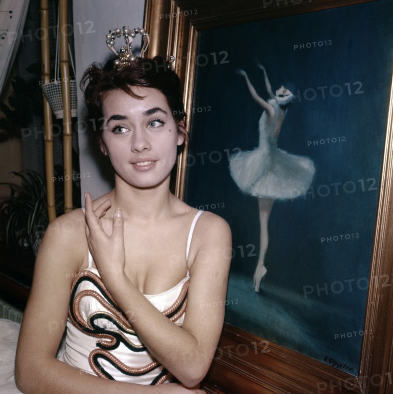 Vera CHEKHOWA with crown