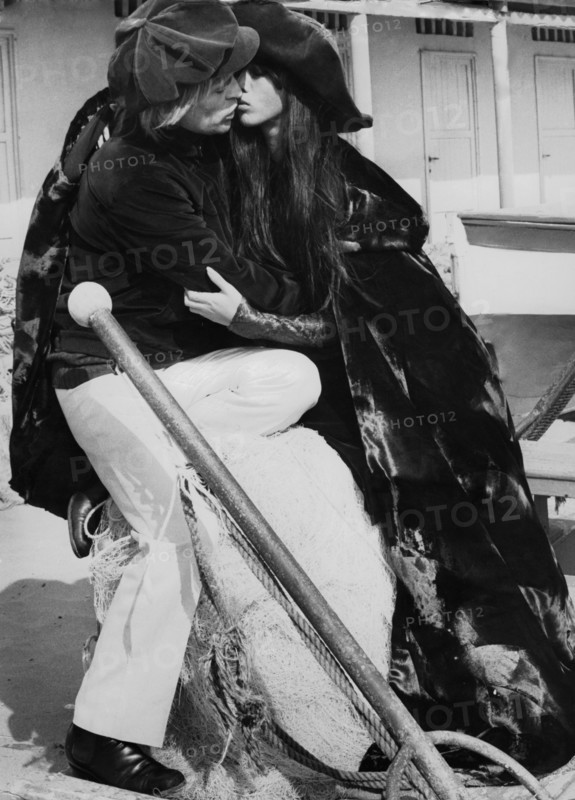 Klaus Kinski with his wife Min Hoi on the beach in 1971