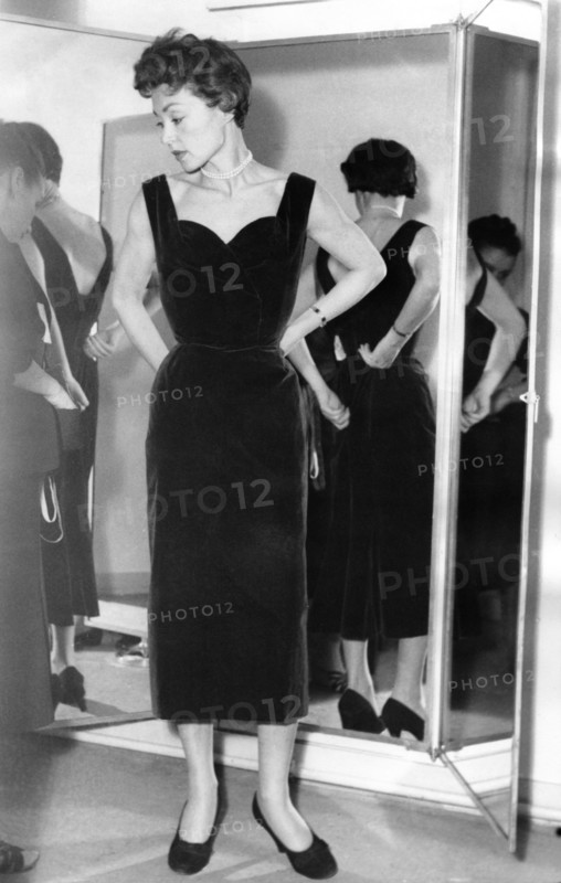 Lilli PALMER at the fitting in Paris in 1954